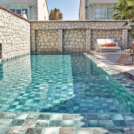 Luxurious With Pool In The Center Of Alacati