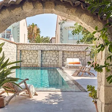 Luxurious With Pool In The Center Of Alacati